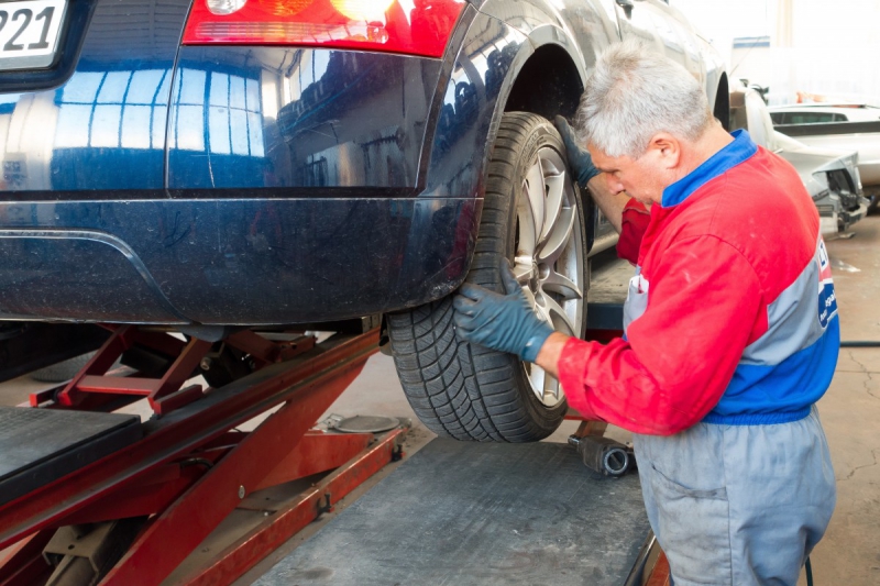 vente-ANDON-min_auto_repair_repair_lift_auto_mechanic_work_clothes_master_professional_man_of_the_fold-685629