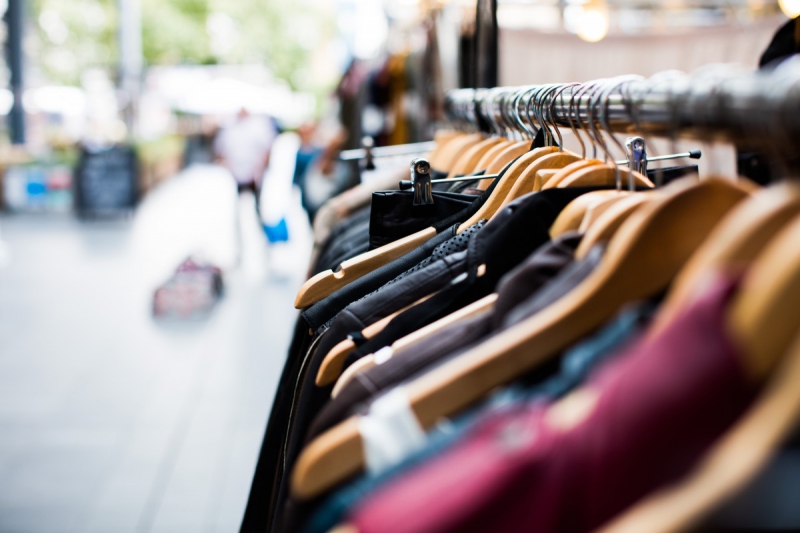 vente-ANDON-min_blur_close_up_focus_hanger_jacket_market_people_rack-1176303